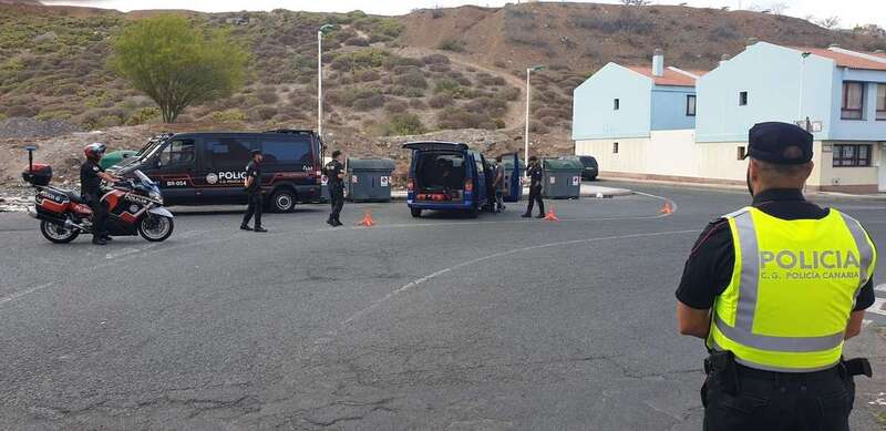 Control de la Policía Autonómica en un sector residencial de Jinámar (Foto TA)